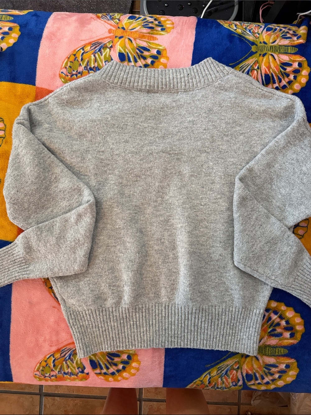 🤍 Madden Girl Gray V-Neck Sweater – Size Small 🤍 - Picture 3 of 3